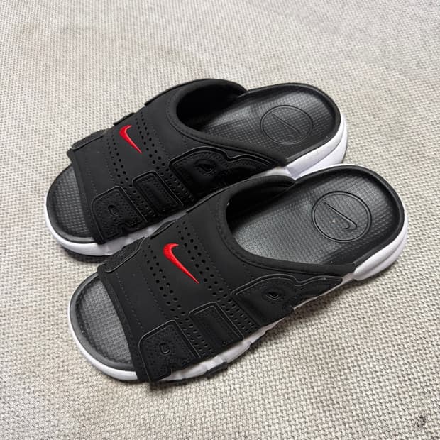 나이키 에어 모어 업템포 슬리퍼