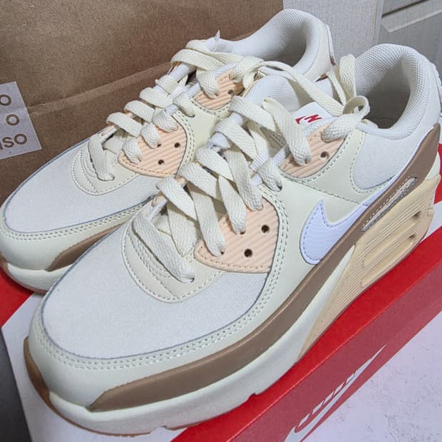 나이키 에어맥스 90 우먼 코코넛 밀크 235