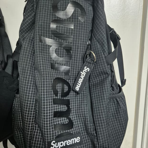 24ss 슈프림 백팩 블랙 + 립스탑 키체인 블랙