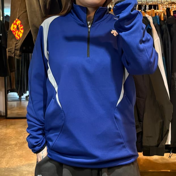 데상트 배색 반집업 트랙탑