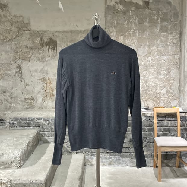 비비안 웨스트우드 레드라벨 멜란지 그레이 터틀넥 orb로고 크롭 니트