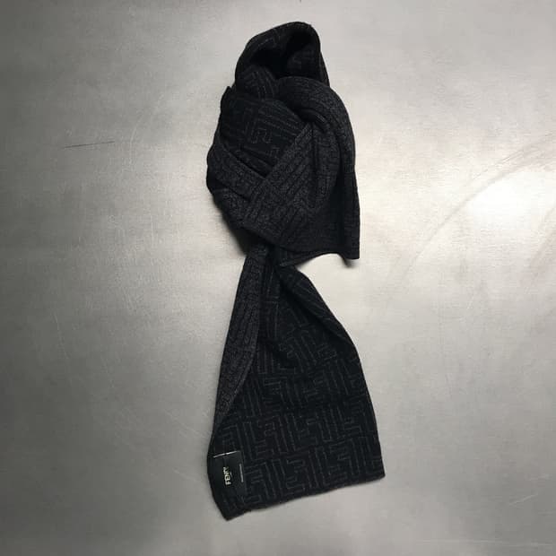 펜디 로고 머플러 블랙