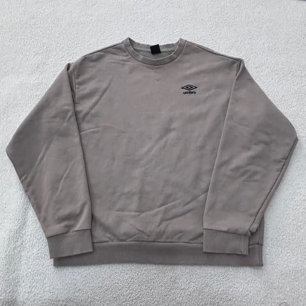 100 엄브로 에센셜 스몰로고 맨투맨 0306E