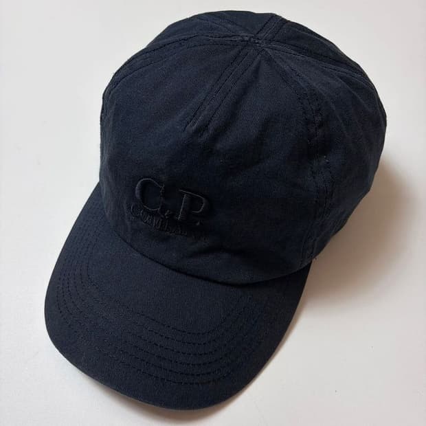 CP컴퍼니 피그먼트 자수 로고 볼캡 Q1548