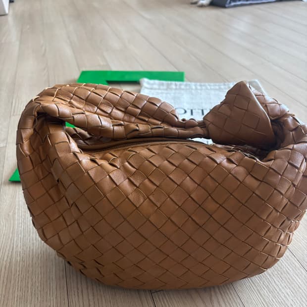 보테가베네타 조디 틴사이즈 아몬드컬러 