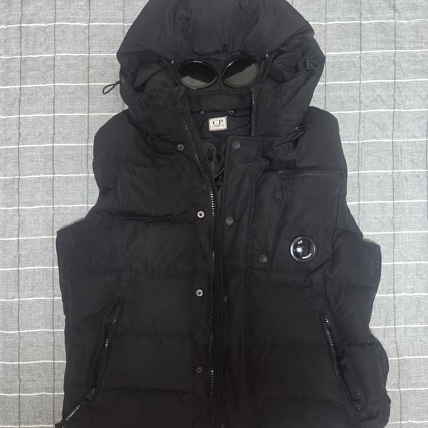 C.P 컴퍼니 조끼 패딩 블랙 XL (105)