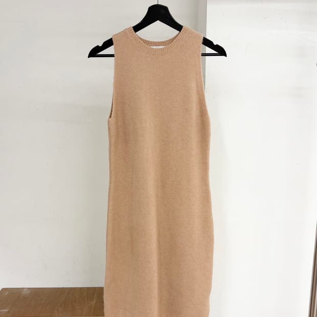 빈스 베이지 슬리브리스 크루넥 니트 원피스 