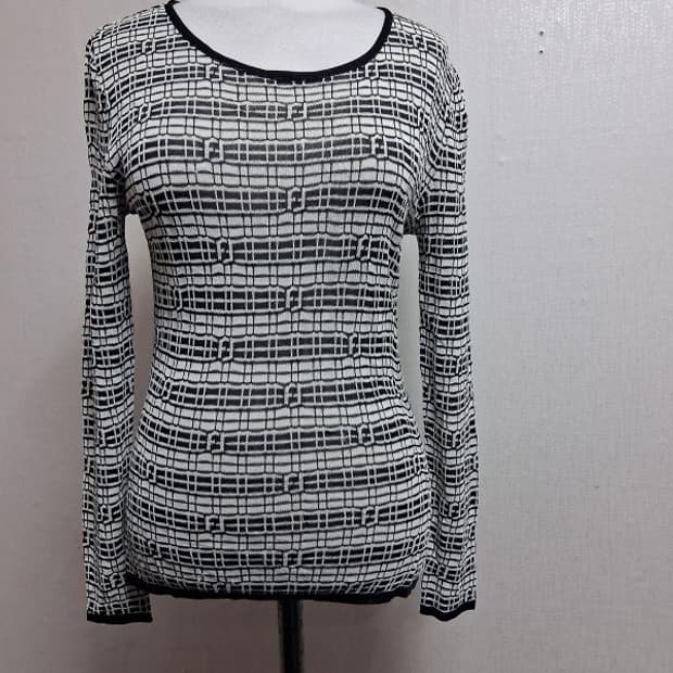 펜디 비스코스 레이욘니트  긴팔 티 검정 주카 여성55적당 FF로고