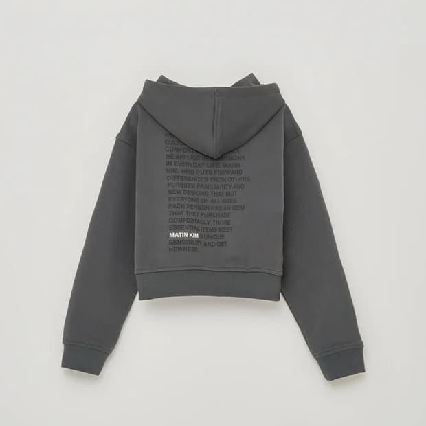 마뗑킴 LETTERING PRINT CROP HOODY IN CHARCO