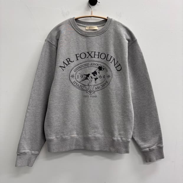 시야쥬(SIYAZU) 폭스하운드 아카이브 그래픽 맨투맨 그레이