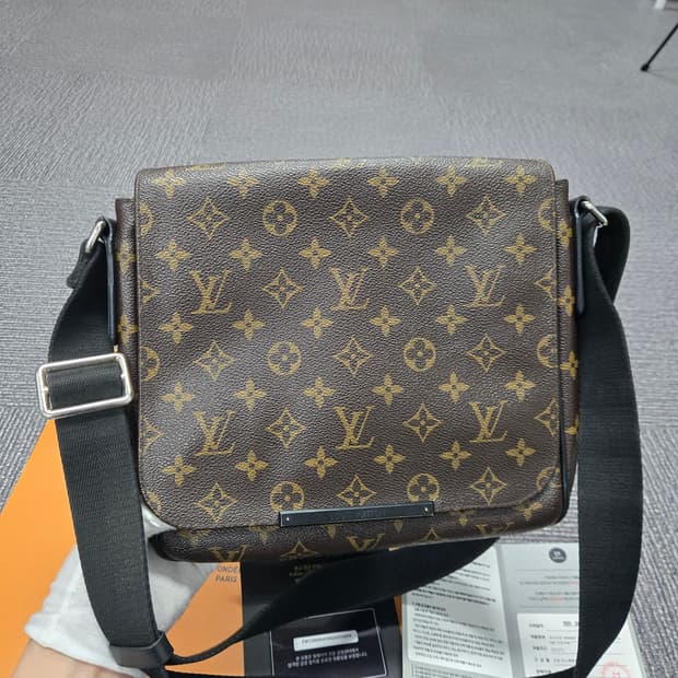 [특가][정품] 루이비통 디스트릭트 크로스백