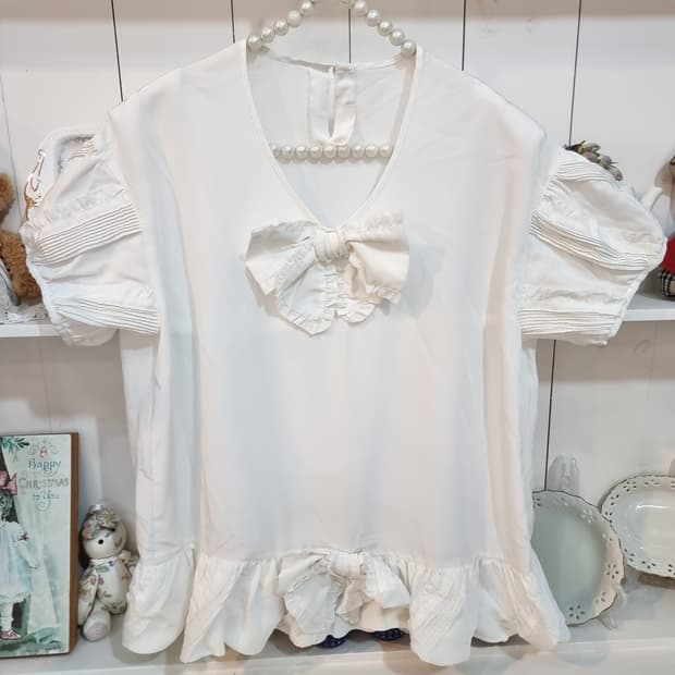 화이트 리본 퍼프 블라우스