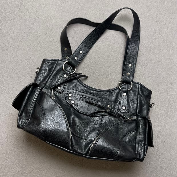 이우가마카라스 스터드 숄더백 블랙