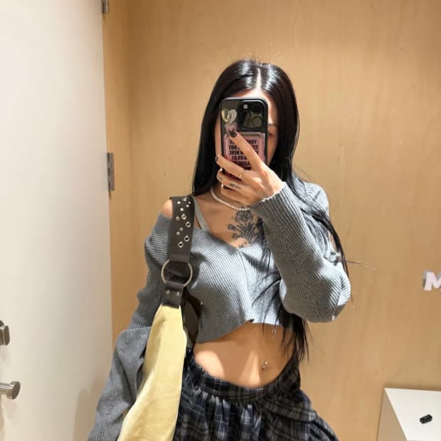 미스테리어스호텔 브이넥 니트 그레이