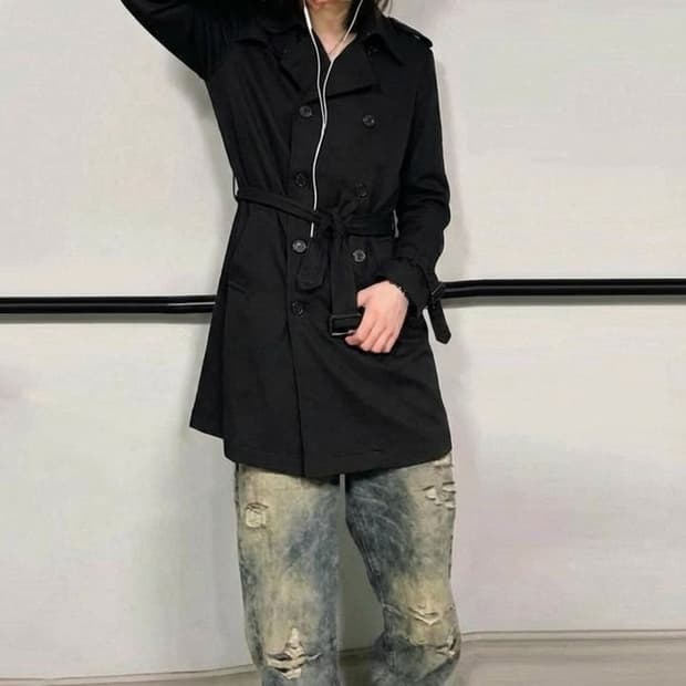 꼼데가르송 셔츠 라인의 블랙 벨티드 트렌치 코트