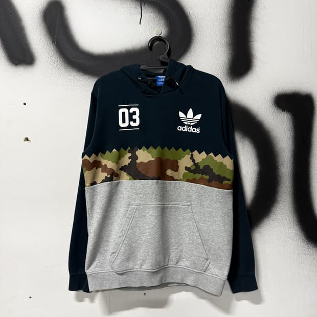아디다스 파이어버드 카모 디테일 배색 후드 티셔츠
