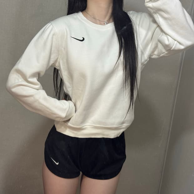 나이키 스우시 로고 맨투맨