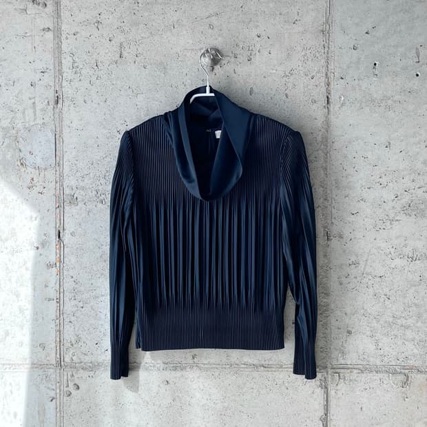 하이넥 플리츠 탑 네이비