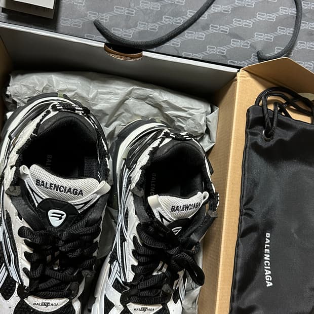 발렌시아가 뉴러너 스니커즈 블랙 및 화이트