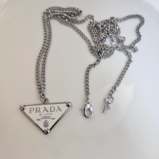 프라다 업사이클링 롱체인 목걸이 화이트