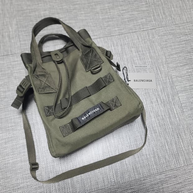 발렌시아가 아미 토트 크로스백 카키