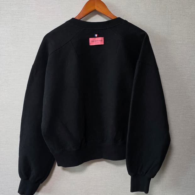 위메농(Oui mais non) 브이넥 맨투맨