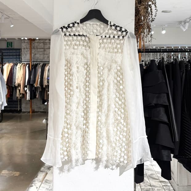 끌로에 화이트 펀칭 쉬어 블라우스