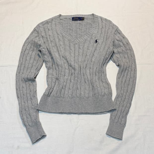 폴로 랄프로렌 딱붙핏 브이넥 꽈뱌기 케이블 니트 그레이