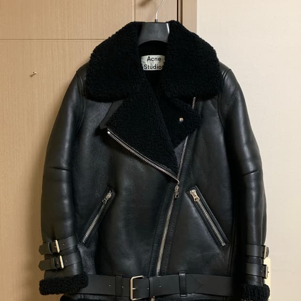 아크네스튜디오 벨로시티 무스탕 팝니다 (신세계택)