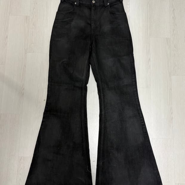 I FEEL LUCKY 블랙 워싱 플레어 데님