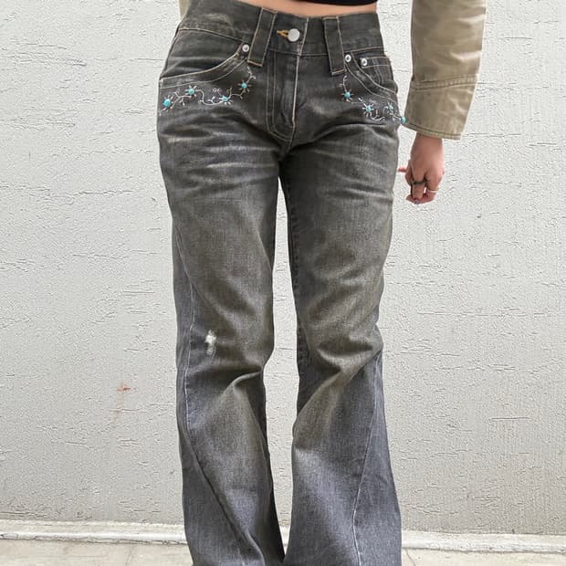 JPN 스터드 자수 디테일 부츠컷 데님팬츠