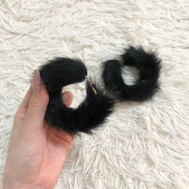 블랙 털 링 귀걸이 (미착용)