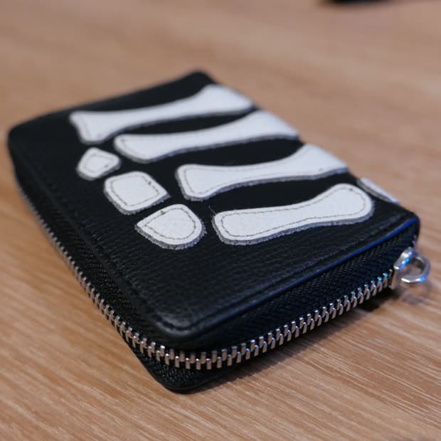 캐피탈 떰즈 업 본 핸드 집 미니 지갑 블랙