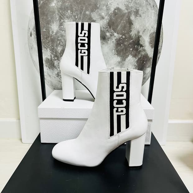  정품 39) GCDS 화이트 컬러 앵클 부츠 250