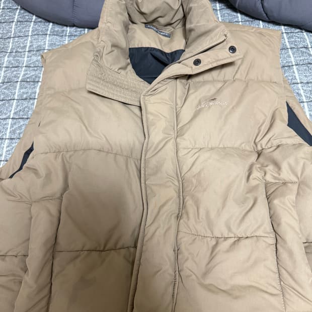 발렌시아가 패딩조끼 베이지 46사이즈