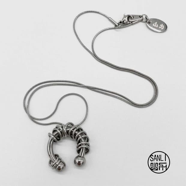 산리 피어싱 디자인의 목걸이