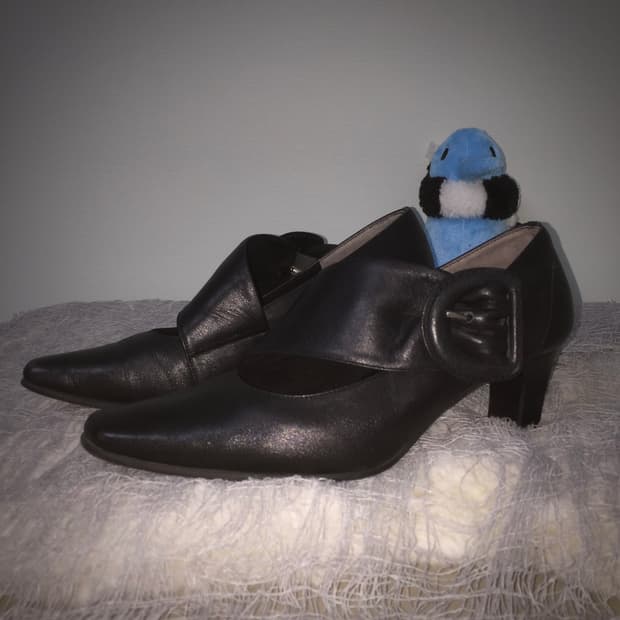 Vtg cross detail pumps