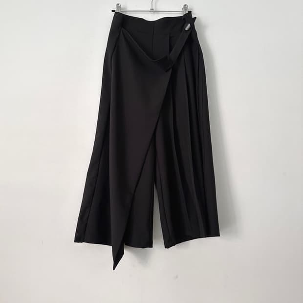 Tailor strap pleats pants / black