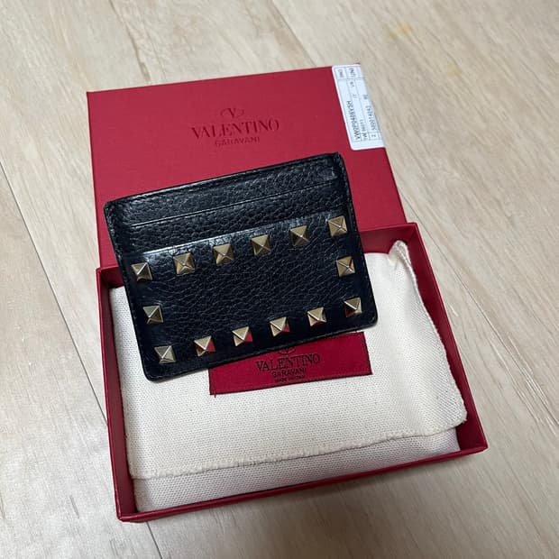 발렌티노 락스터드 카드지갑