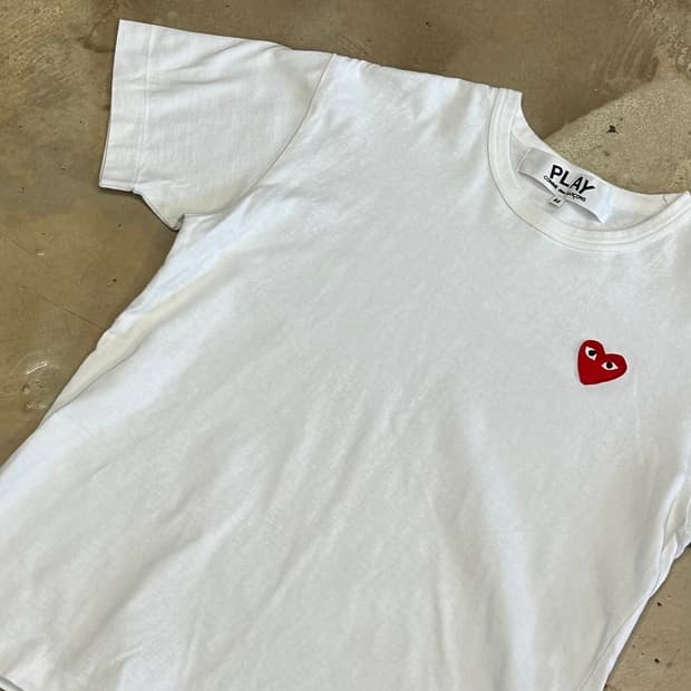 M 꼼데가르송 레드하트와펜 화이트 반팔 