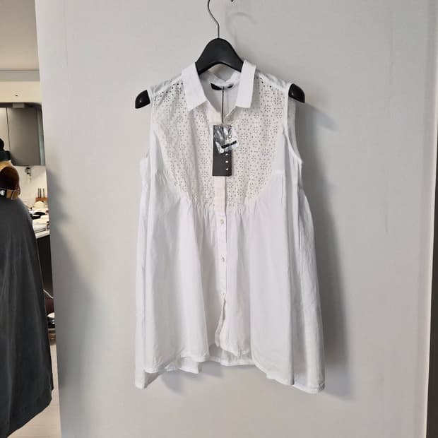 시슬리(SISLEY) 새상품 펀칭 자수 나시 블라우스 (택달림)