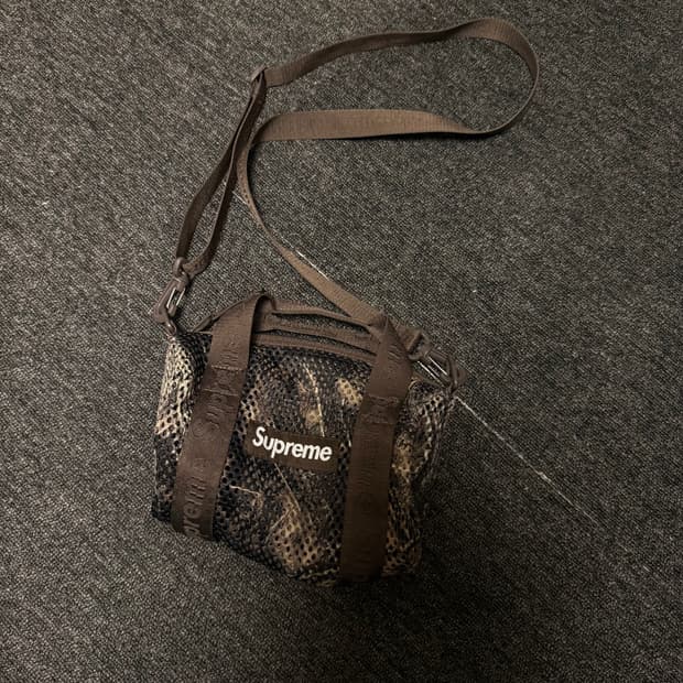 슈프림 메쉬 미니 더플백 트루팀버 카나티 카모 - 25SS