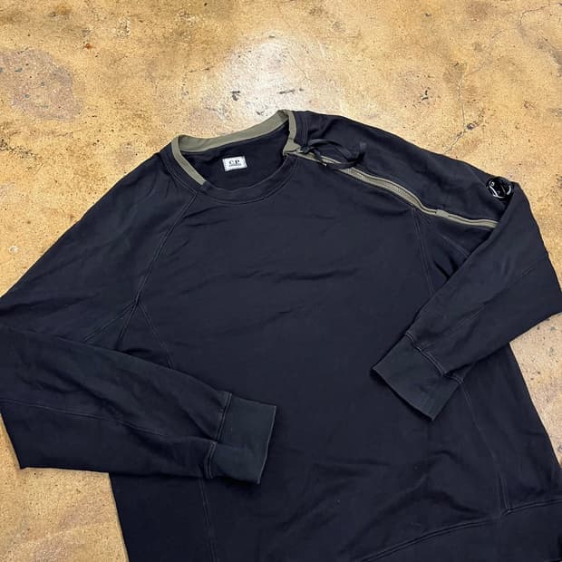 [정품/XL] CP컴퍼니 사선 지퍼 디테일 맨투맨 b14