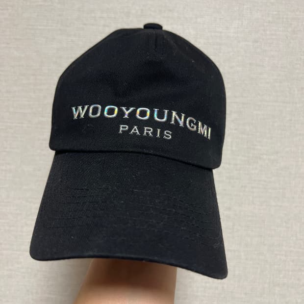 우영미 오로라 엠보싱 볼캡 블랙