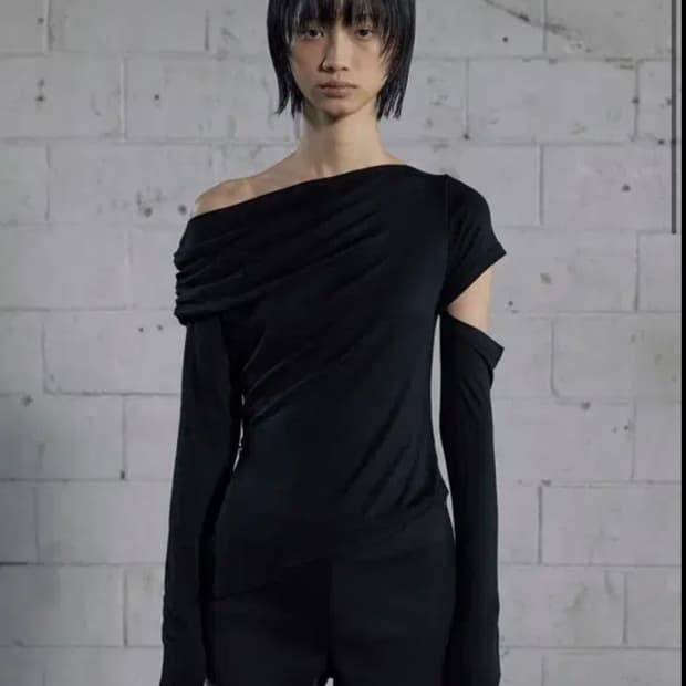 새상품)보헤미안서울 SHIRRING ONE-SHOULDER T