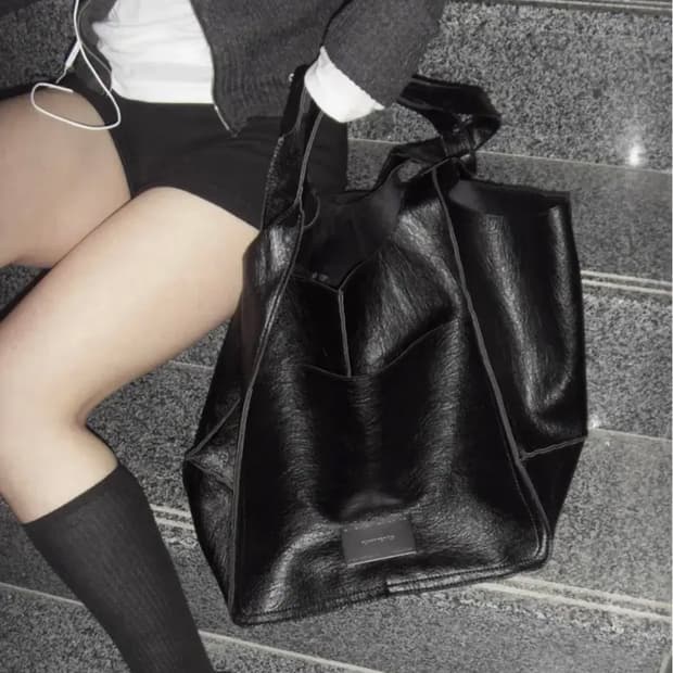 칙스 컷팅 포인트 레더 숄더백 블랙