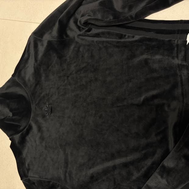희귀)아디다스 블랙 벨벳 크롭탑 