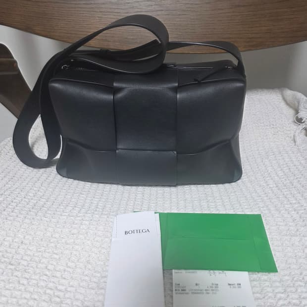 보테가 아르코 카메라백 새상품이나 다름없어요