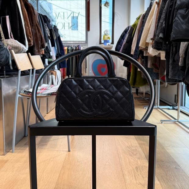 샤넬 블랙 캐비어 볼러백 