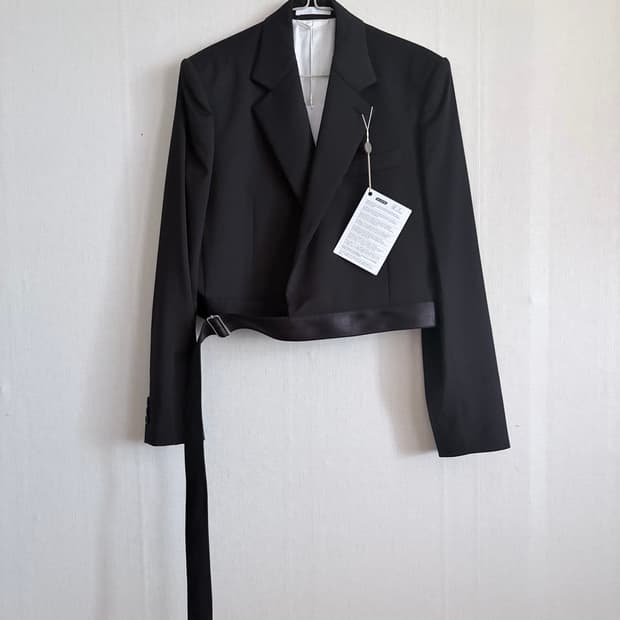 [새상품 택 / Helmut Lang] 헬무트랭 버진울 크롭 랩 블레이저
